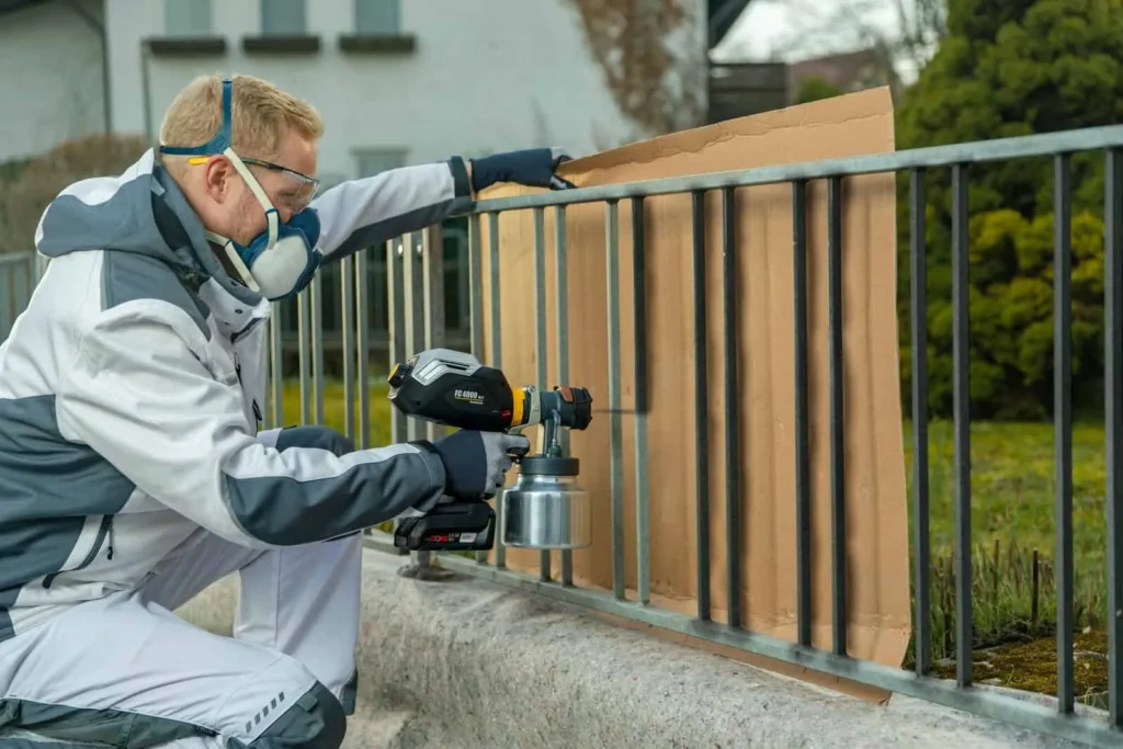 2437240 FC4000 18V action shot lacquer fence 01