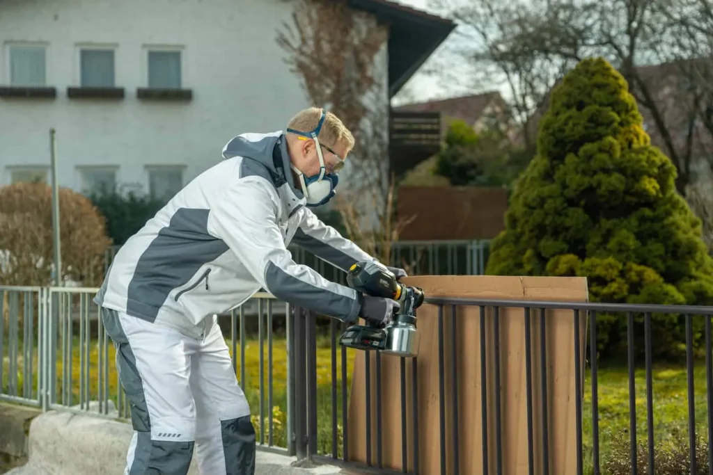 2437240 FC4000 18V action shot lacquer fence 02
