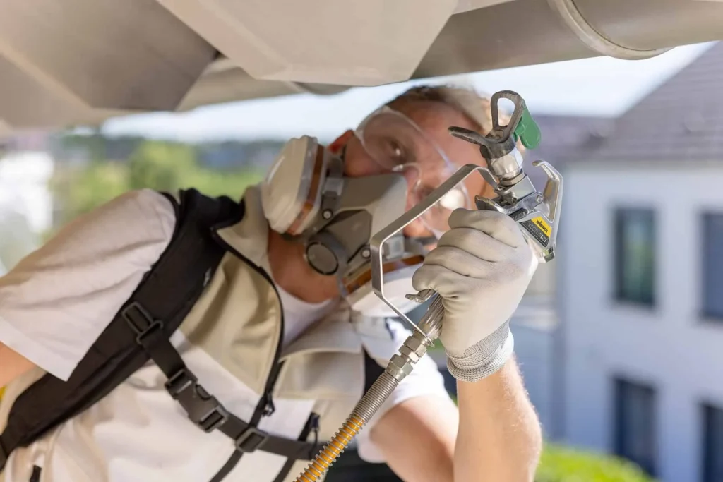 2466025 SprayPack 18V action shot roof soffit 02