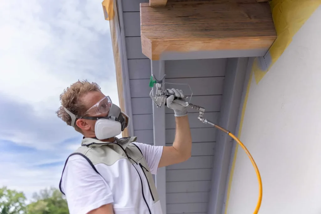 2466025 SprayPack 18V action shot roof soffit 08 HEA